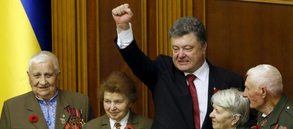 Ukrainian President Petro Poroshenko (center) gestures as he stands with veterans of the Ukrainian Insurgent Army (UPA) after a commemorative parliament session marking the 70th anniversary of the end of the war in Europe in Kiev, Ukraine May 8, 2015 - Sputnik International