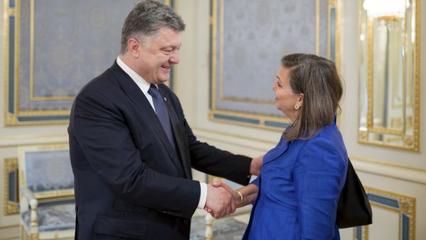 Ukrainian President Petro Poroshenko (L) greets U.S. Assistant Secretary of State for European and Eurasian Affairs Victoria Nuland during a meeting in Kiev, Ukraine, May 15, 2015 Ukrainian President Petro Poroshenko (L) greets U.S. Assistant Secretary of State for European and Eurasian Affairs Victoria Nuland during a meeting in Kiev, Ukraine, May 15, 2015 - Sputnik International