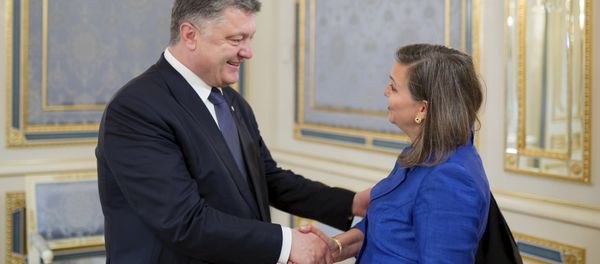 Ukrainian President Petro Poroshenko (L) greets U.S. Assistant Secretary of State for European and Eurasian Affairs Victoria Nuland during a meeting in Kiev, Ukraine, May 15, 2015 Ukrainian President Petro Poroshenko (L) greets U.S. Assistant Secretary of State for European and Eurasian Affairs Victoria Nuland during a meeting in Kiev, Ukraine, May 15, 2015 - Sputnik International