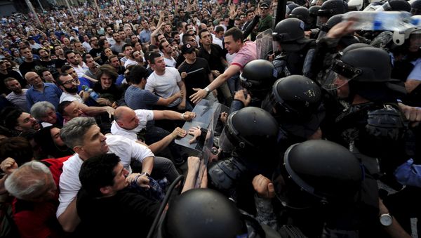 Anti-government protests and a Western attempt to stage a coup in Macedonia will not succeed, as the majority of people are firmly behind current Prime Minister Nikola Gruevski, a political expert specializing in Macedonian politics, told Sputnik. - Sputnik International
