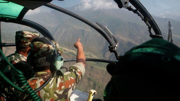 Nepalese army men search for the missing U.S. Marine helicopter in the earthquake affected Dolakha District, Nepal, Thursday, May 14, 2015 - Sputnik International
