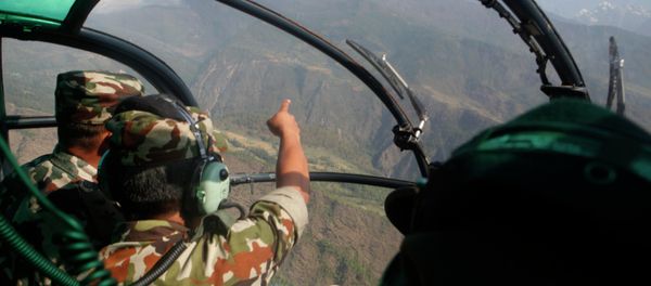 Nepalese army men search for the missing U.S. Marine helicopter in the earthquake affected Dolakha District, Nepal, Thursday, May 14, 2015 - Sputnik International
