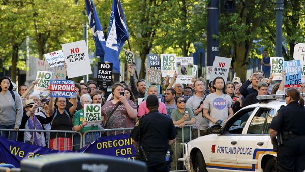 Protesters, many against the so-called fast track trade authority of the Trans-Pacific Partnership (TPP) trade agreement, rally outside the hotel where U.S. President Barack Obama is participating in a Democratic National Committee (DNC) event in Portland, Oregon May 7, 2015 Protesters, many against the so-called fast track trade authority of the Trans-Pacific Partnership (TPP) trade agreement, rally outside the hotel where U.S. President Barack Obama is participating in a Democratic National Committee (DNC) event in Portland, Oregon May 7, 2015 - Sputnik International