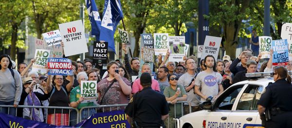 Protesters, many against the so-called fast track trade authority of the Trans-Pacific Partnership (TPP) trade agreement, rally outside the hotel where U.S. President Barack Obama is participating in a Democratic National Committee (DNC) event in Portland, Oregon May 7, 2015 - Sputnik International
