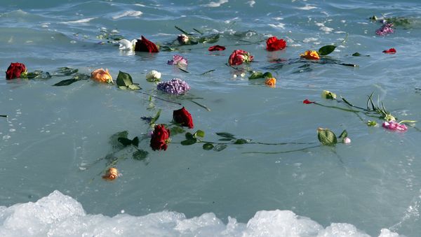 Flowers float in the sea after they were thrown into the Mediterranean in honor of the migrants lost making the perilous journey across the sea, on April 28, 2015 in Nice, southeastern France Flowers float in the sea after they were thrown into the Mediterranean in honor of the migrants lost making the perilous journey across the sea, on April 28, 2015 in Nice, southeastern France - Sputnik International