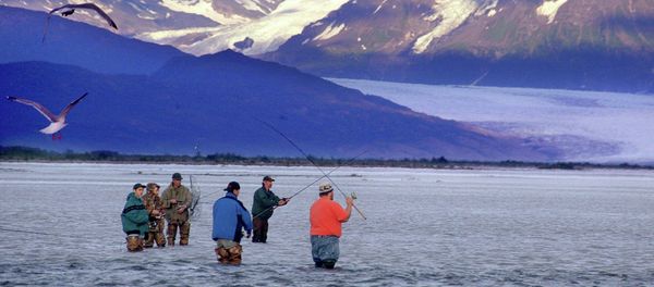 A group of fishermen gather along the Knik River near Palmer, Alaska A group of fishermen gather along the Knik River near Palmer, Alaska - Sputnik International