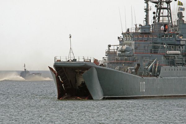 LST Alexander Shabalin during a Baltic Fleet marine and paratroopers landing drill - Sputnik International