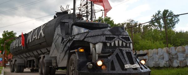 Mad Max arriving in Lugansk, flying the flag of the self-proclaimed Lugansk People's Republic. - Sputnik International