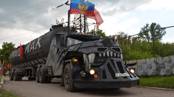 Mad Max arriving in Lugansk, flying the flag of the self-proclaimed Lugansk People's Republic. - Sputnik International