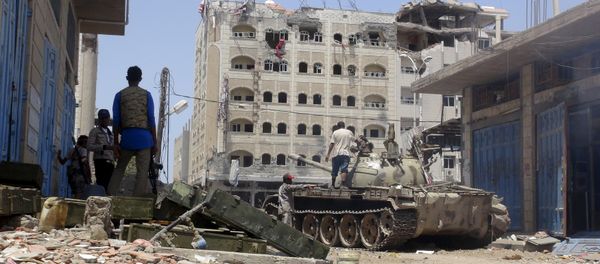Anti-Houthi fighters of the Southern Popular Resistance stand near a tank in Yemen's southern port city of Aden May 16, 2015 Anti-Houthi fighters of the Southern Popular Resistance stand near a tank in Yemen's southern port city of Aden May 16, 2015 - Sputnik International