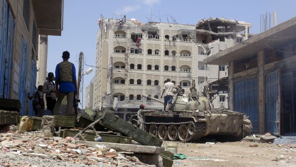Anti-Houthi fighters of the Southern Popular Resistance stand near a tank in Yemen's southern port city of Aden May 16, 2015 - Sputnik International