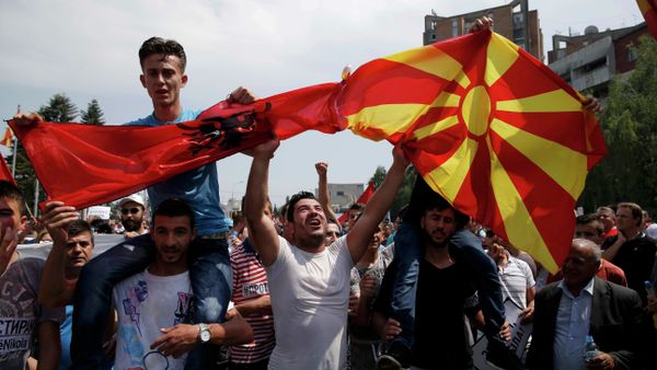 Anti-government protesters wave Albanian and Macedonian flags during a demonstration in Skopje, Macedonia, May 17, 2015 Anti-government protesters wave Albanian and Macedonian flags during a demonstration in Skopje, Macedonia, May 17, 2015 - Sputnik International