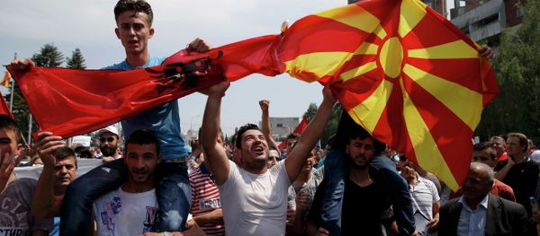 Anti-government protesters wave Albanian and Macedonian flags during a demonstration in Skopje, Macedonia, May 17, 2015 - Sputnik International