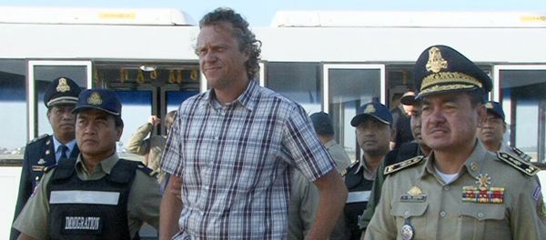 Russian Sergei Polonsky (C) is escorted by Cambodian police at Phnom Penh international airport on May 17, 2015 Russian Sergei Polonsky (C) is escorted by Cambodian police at Phnom Penh international airport on May 17, 2015 - Sputnik International