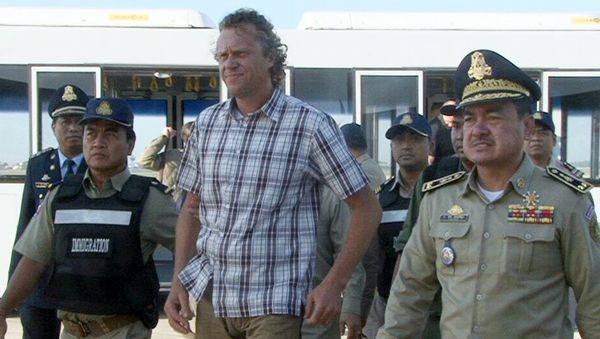 Russian Sergei Polonsky (C) is escorted by Cambodian police at Phnom Penh international airport on May 17, 2015 - Sputnik International