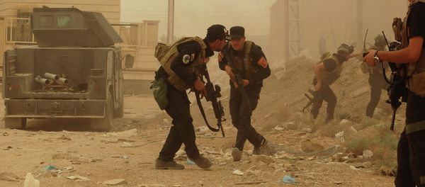 Security forces defend their headquarters against attacks by Islamic State extremists during sand storm in the eastern part of Ramadi, the capital of Anbar province, 115 kilometers (70 miles) west of Baghdad, Iraq, Thursday, May 14, 2015 - Sputnik International