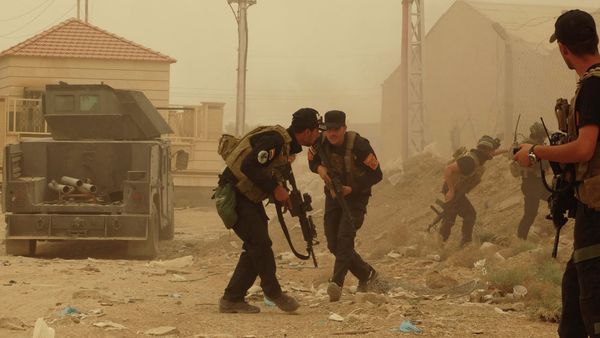 Security forces defend their headquarters against attacks by Islamic State extremists during sand storm in the eastern part of Ramadi, the capital of Anbar province, 115 kilometers (70 miles) west of Baghdad, Iraq, Thursday, May 14, 2015 - Sputnik International