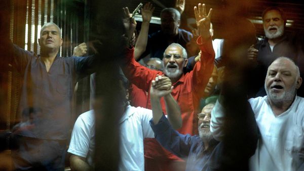 Egyptian defendants including the spiritual leader of the Muslim Brotherhood, Mohammed Badie, center, make a four-fingered gesture referring to the 2013 killing of Muslim Brotherhood protesters at the Rabaah Al-Adawiya mosque - Sputnik International