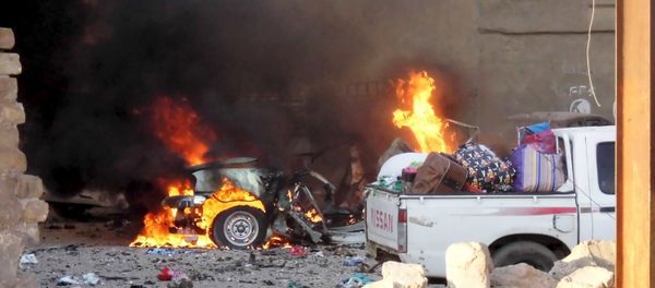 A car is engulfed by flames during clashes in the city of Ramadi, May 16, 2015 - Sputnik International