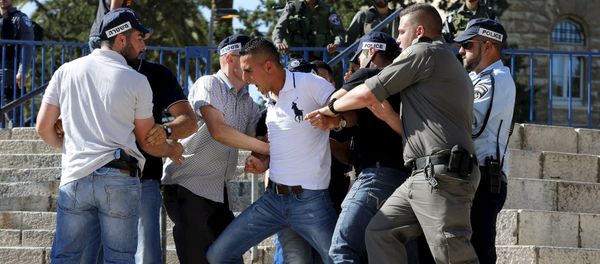 Israeli police officers scuffle with a Palestinian protester (C) as they disperse a protest near Damascus Gate outside Jerusalem's Old City, during a march marking Jerusalem Day, May 17, 2015 Israeli police officers scuffle with a Palestinian protester (C) as they disperse a protest near Damascus Gate outside Jerusalem's Old City, during a march marking Jerusalem Day, May 17, 2015 - Sputnik International