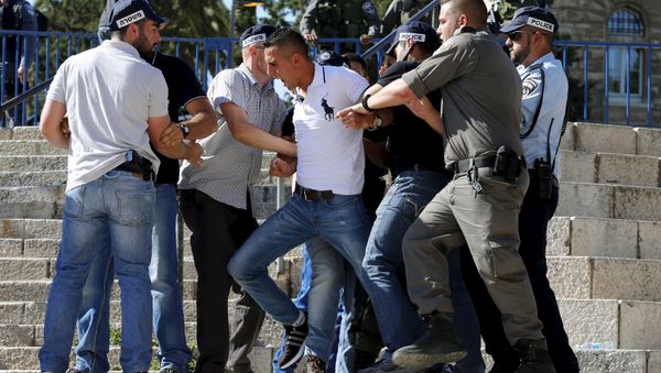 Israeli police officers scuffle with a Palestinian protester (C) as they disperse a protest near Damascus Gate outside Jerusalem's Old City, during a march marking Jerusalem Day, May 17, 2015 - Sputnik International