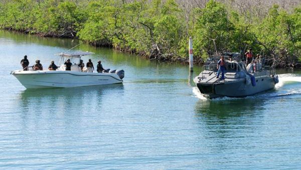 Mexican Navy fast boat, left, escorts a Mexican Navy patrol boat carrying illegal Cuban immigrants Mexican Navy fast boat, left, escorts a Mexican Navy patrol boat carrying illegal Cuban immigrants - Sputnik International