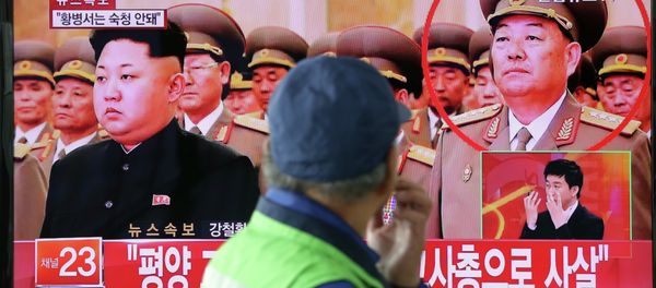 A man watches a TV news program reporting that People's Armed Forces Minister Hyon Yong Chol was killed by anti-aircraft gunfire, at Seoul Railway Station in Seoul, South Korea, Wednesday, May 13, 2015 - Sputnik International