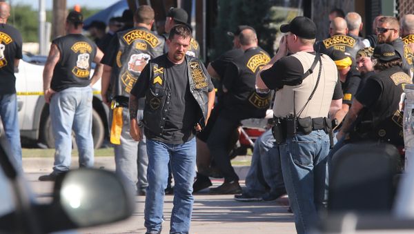 People stand as officers investigate a shooting in the parking lot of the Twin Peaks restaurant Sunday, May 17, 2015, in Waco, Texas - Sputnik International