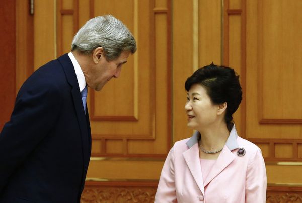 Then US Secretary of State John Kerry (L) speaks with then South Korean President Park Geun-hye (R) prior to a meeting at the Blue House in Seoul on May 18, 2015. Then US Secretary of State John Kerry (L) speaks with then South Korean President Park Geun-hye (R) prior to a meeting at the Blue House in Seoul on May 18, 2015. - Sputnik International