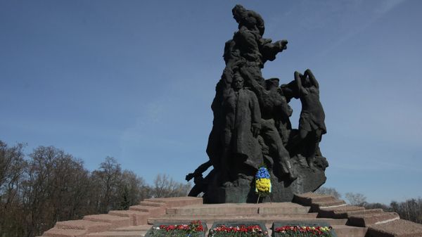 Flowers at the foot of the Babiy Yar memorial on the International Day of Liberation of Nazi Concentration Camp Inmates. - Sputnik International