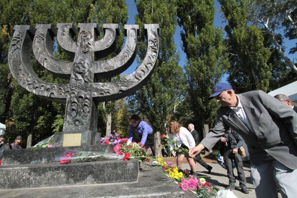 People lay flowers at the monument at the Babi Yar national historical and memorial park during a commemorative rally. - Sputnik International