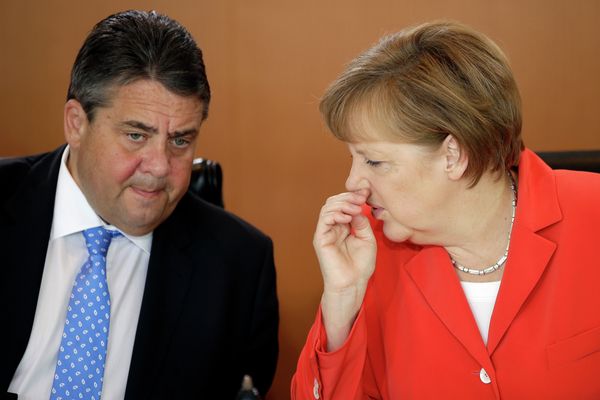 German Chancellor Angela Merkel speaks to the Vice-Chancellor Sigmar Gabriel.  - Sputnik International