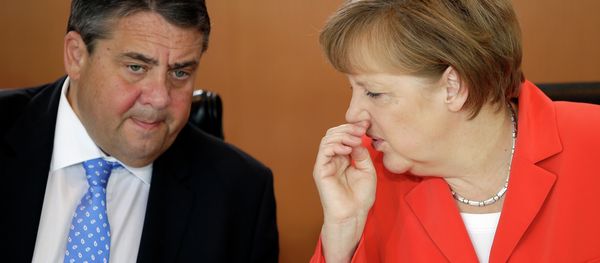 German Chancellor Angela Merkel speaks to the Vice-Chancellor Sigmar Gabriel. - Sputnik International