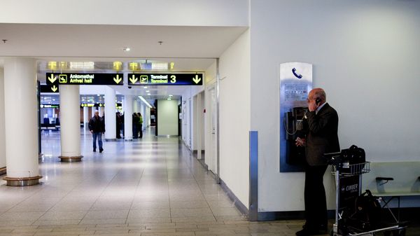 A man makes a phone call in Copenhagen International Airport in Kastrup  - Sputnik International