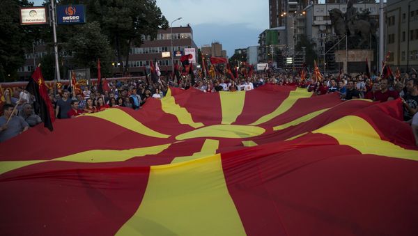 Supporters of the ruling VMRO-DPMNE party and Prime Minister Nikola Gruevski hold a Macedonian flag during a rally in Skopje, Macedonia, May 18, 2015 Supporters of the ruling VMRO-DPMNE party and Prime Minister Nikola Gruevski hold a Macedonian flag during a rally in Skopje, Macedonia, May 18, 2015 - Sputnik International