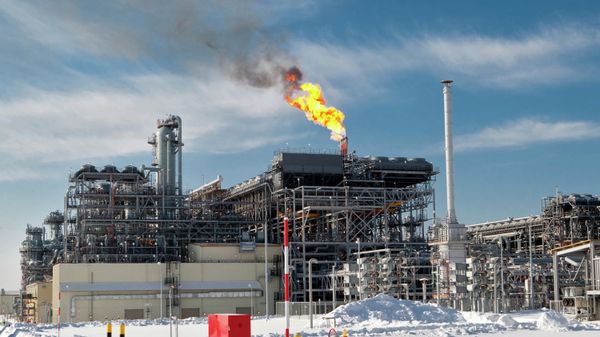 The flare system at Russia's first liquefied natural gas (LNG) plant (the Sakhalin II project), built by Sakhalin Energy Investment Company Ltd. in the village of Prigorodnoye in southern Sakhalin. The island has been turned into a major source of energy in Russia's Far East. - Sputnik International