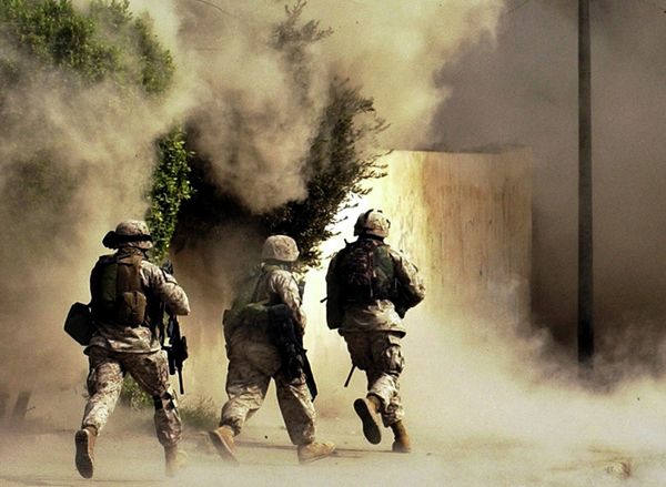 US Marines from the 2nd Battalion, 5th Marine Regiment, run to a building after detonating explosives to open a gate during a mission in Ramadi in Anbar province, Iraq - Sputnik International
