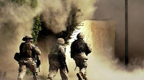 US Marines from the 2nd Battalion, 5th Marine Regiment, run to a building after detonating explosives to open a gate during a mission in Ramadi in Anbar province, Iraq - Sputnik International