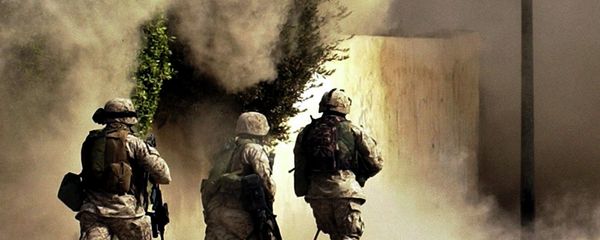 US Marines from the 2nd Battalion, 5th Marine Regiment, run to a building after detonating explosives to open a gate during a mission in Ramadi in Anbar province, Iraq - Sputnik International