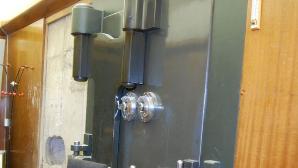 This is a an undated image of the vault door and a hole leading into the vault, left, at the Hatton Garden Safe Deposit company in London which was robbed over the Easter weekend in 2015. - Sputnik International