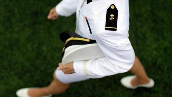 A graduating U.S. Naval Academy Midshipman marches into the Academy's graduation and commissioning ceremonies. - Sputnik International