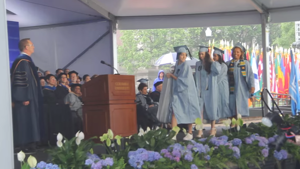 Columbia Student Graduates, With Symbolic Mattress in Tow (VIDEO) - Sputnik International