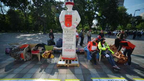 People protest against foreign currency loans in Kyiv - Sputnik International