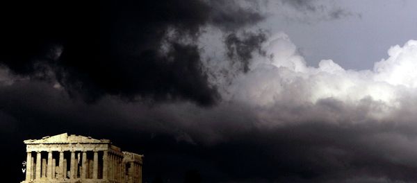 Dark clouds pass over a semi-sunlit Parthenon temple atop the ancient Acropolis Hill in Athens - Sputnik International