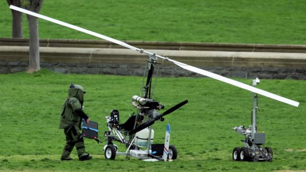 A member of a bomb squad checks a small helicopter after a man landed on the West Lawn of the Capitol in Washington, Wednesday, April 15, 2015. A member of a bomb squad checks a small helicopter after a man landed on the West Lawn of the Capitol in Washington, Wednesday, April 15, 2015. - Sputnik International