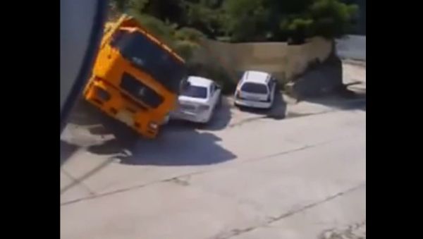 Man Narrowly Escapes Truck Crash - Sputnik International