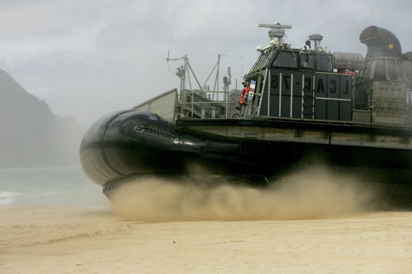 A U.S. Navy Landing Craft Air Cushion (LCAC) amphibious vehicle storms the beach at Bellows Air Force Station on Oahu, Hawaii. A U.S. Navy Landing Craft Air Cushion (LCAC) amphibious vehicle storms the beach at Bellows Air Force Station on Oahu, Hawaii. - Sputnik International