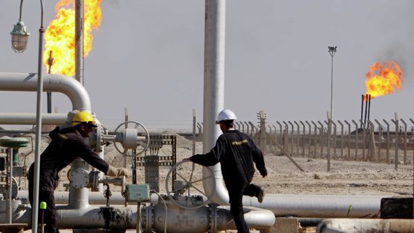 Oil workers are seen at the West Qurna Phase 2 field in the Basra region, 550 kilometers (340 miles) southeast of Baghdad, Iraq Oil workers are seen at the West Qurna Phase 2 field in the Basra region, 550 kilometers (340 miles) southeast of Baghdad, Iraq - Sputnik International