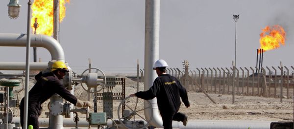 Oil workers are seen at the West Qurna Phase 2 field in the Basra region, 550 kilometers (340 miles) southeast of Baghdad, Iraq Oil workers are seen at the West Qurna Phase 2 field in the Basra region, 550 kilometers (340 miles) southeast of Baghdad, Iraq - Sputnik International