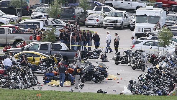 Authorities investigate a shooting in the parking lot of the Twin Peaks restaurant Sunday, May 17, 2015, in Waco, Texas - Sputnik International